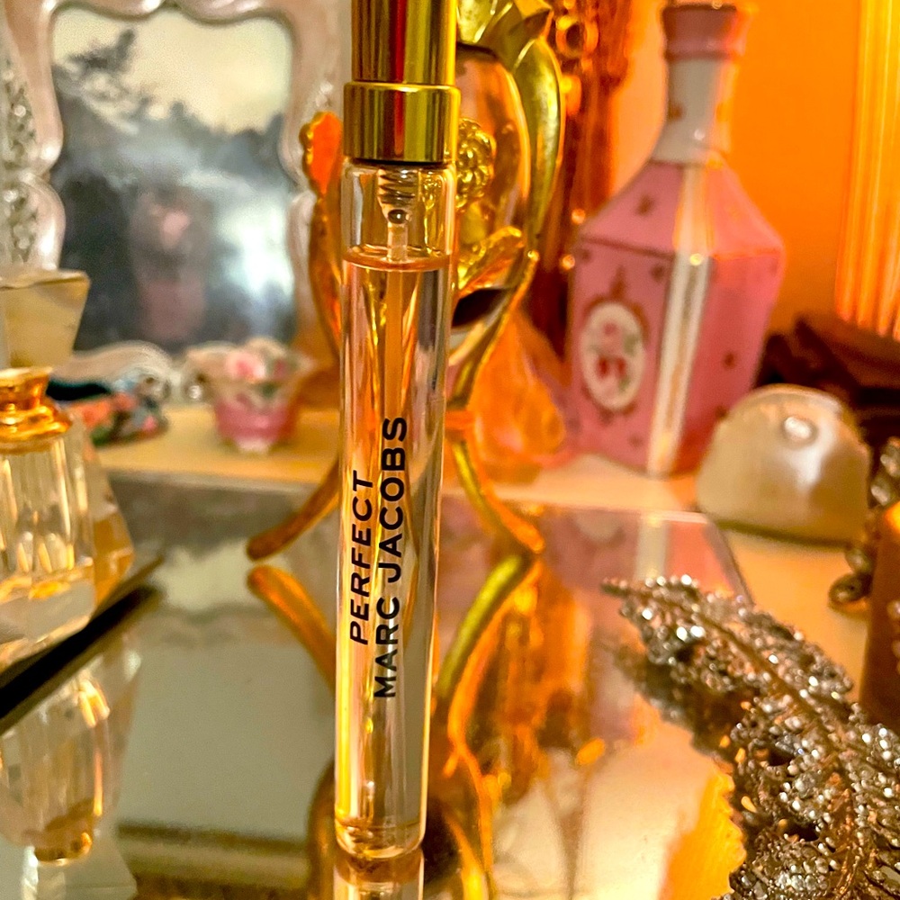 Marc Jacobs Eau De Parfum travel spray